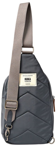 Roka Willesden grote crossbodytas van gerecycleerd nylon - Beluga grijs
