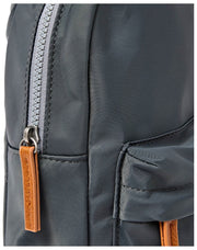Roka Willesden grote crossbodytas van gerecycleerd nylon - Beluga grijs