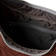 Roka Belsize gerecyclede Taslon kleine handtas - chocoladebruin