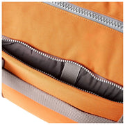 Roka Gatwick kleine plunjezak van gerecycled canvas - atomair oranje