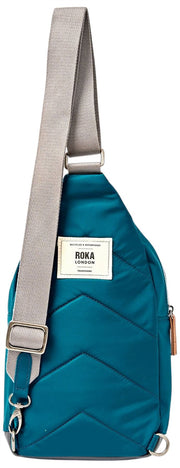 Roka Willesden grote crossbodytas van gerecycled nylon - Noordzeeblauw