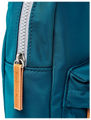 Roka Willesden grote crossbodytas van gerecycled nylon - Noordzeeblauw