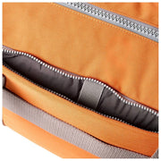 Roka Gatwick medium plunjezak van gerecycled canvas - atomair oranje