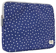 Roka Brick Lane laptophoes van gerecycled canvas - Marineblauwe stip