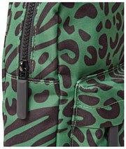 Roka Willesden grote crossbodytas van gerecycled canvas - Artisjokgroen