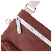 Roka Chelsea B medium crossbodytas van gerecycled nylon - Rocky Road Brown