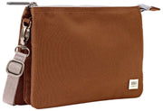 Roka Carnaby XL crossbodytas van gerecycleerd canvas - kaneelbruin