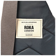 Roka Willesden grote crossbodytas van gerecycleerd nylon - Beluga grijs
