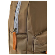 Roka Willesden grote gerecyclede nylon crossbodytas - legergroen