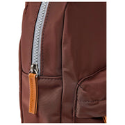 Roka Willesden grote crossbodytas van gerecycled nylon - Rocky Road Brown