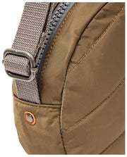 Roka Paddington kleine crossbodytas van gerecycled nylon - legergroen