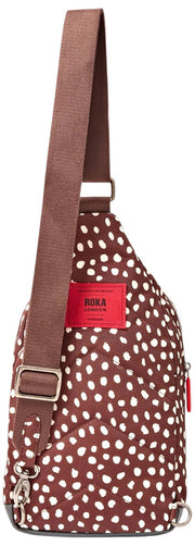 Roka Willesden grote crossbodytas van gerecycled canvas - Bruine vlek