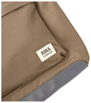 Roka Kennington medium crossbodytas van gerecycled nylon - legergroen