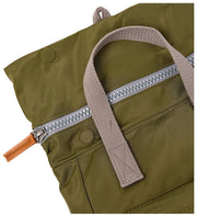 Roka Canfield B kleine rugzak van gerecycled nylon - bieslookgroen