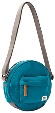 Roka Paddington kleine crossbodytas van gerecycled nylon - Noordzeeblauw