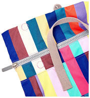 Roka Canfield B middelgrote rugzak van gerecycled canvas - brede meerkleurige strepen