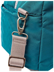 Roka Gatwick medium plunjezak van gerecycled canvas - diep blauwgroen