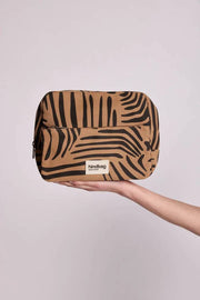 Hindbag Alix Extra Grote Toilettas - Kaneel Zebra Bruin