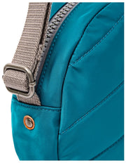 Roka Paddington kleine crossbodytas van gerecycled nylon - Noordzeeblauw