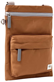 Roka Chelsea B Medium gerecyclede nylon crossbodytas - Biscuitbruin