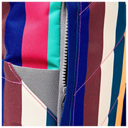 Roka Canfield B middelgrote rugzak van gerecycled canvas - brede meerkleurige strepen