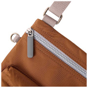 Roka Chelsea B Medium gerecyclede nylon crossbodytas - Biscuitbruin