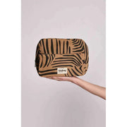 Hindbag Alix Extra Grote Toilettas - Kaneel Zebra Bruin