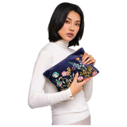 Poedergeborduurd fluwelen etui met ritssluiting - marineblauw