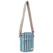 Roka Bond crossbodytas van gerecycled canvas - blauwe streep