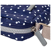 Roka Bond crossbodytas van gerecycleerd canvas - Marineblauw Polka Dot