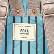 Roka Canfield B kleine rugzak van gerecycled canvas - blauwe streep