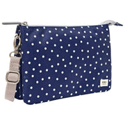 Roka Carnaby XL crossbodytas van gerecycleerd canvas - Marineblauwe stip