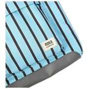 Roka Kennington B medium crossbodytas van gerecycled canvas - blauwe streep