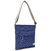 Roka Kennington B medium crossbodytas van gerecycled canvas - Marineblauw Polka Dot