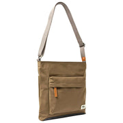 Roka Kennington B medium crossbodytas van gerecycled nylon - legerbruin