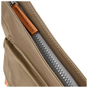 Roka Kennington B medium crossbodytas van gerecycled nylon - legerbruin