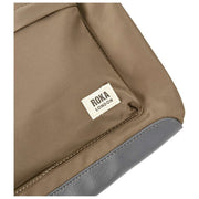 Roka Kennington B medium crossbodytas van gerecycled nylon - legerbruin