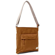 Roka Kennington B medium crossbodytas van gerecycleerd nylon - Biscuitbruin