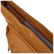 Roka Kennington B medium crossbodytas van gerecycleerd nylon - Biscuitbruin