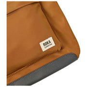 Roka Kennington B medium crossbodytas van gerecycleerd nylon - Biscuitbruin