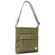 Roka Kennington B medium gerecyclede nylon crossbodytas - bieslookgroen