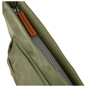 Roka Kennington B medium gerecyclede nylon crossbodytas - bieslookgroen