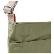 Roka Kennington B medium gerecyclede nylon crossbodytas - bieslookgroen