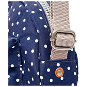 Roka Paddington B crossbodytas van gerecycleerd canvas - marineblauwe stip
