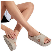 Totes SOLBOUNCE Bounce Sandalen met gekruiste gesp aan de voorkant - Taupe Beige